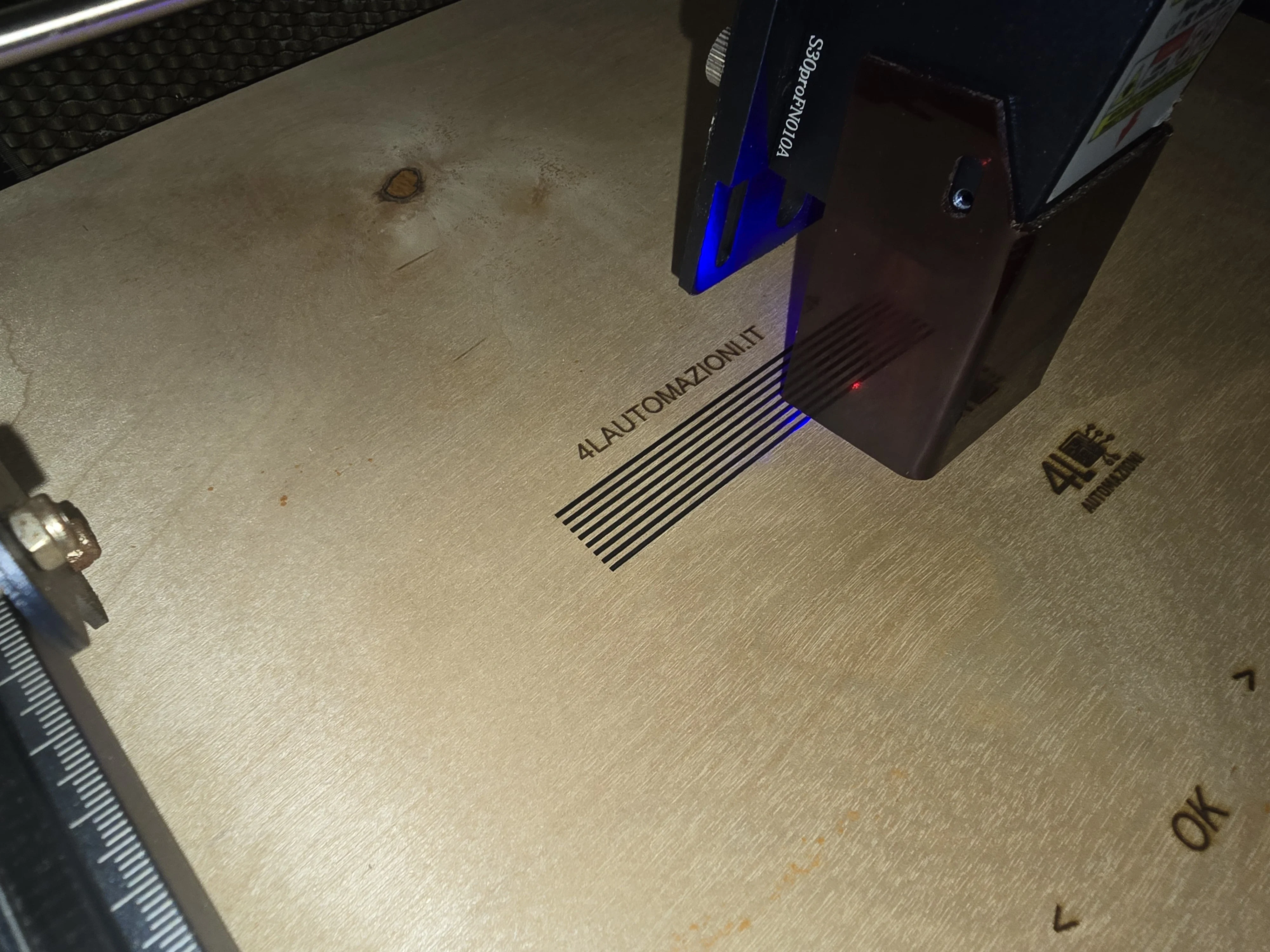 Incisore laser che lavora un componente in legno